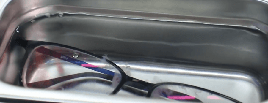 超聲波清洗機正在清洗眼鏡 超聲波清洗機正在清洗眼鏡